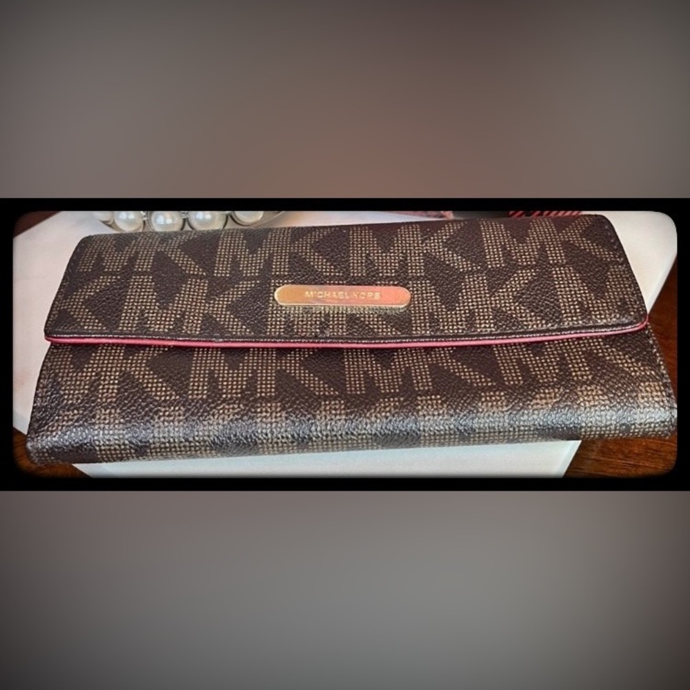 Michael Kors Brown Signature Jet Set Coated Canvas Wallet w/Red & Tan Interior - Picture 3 of 11